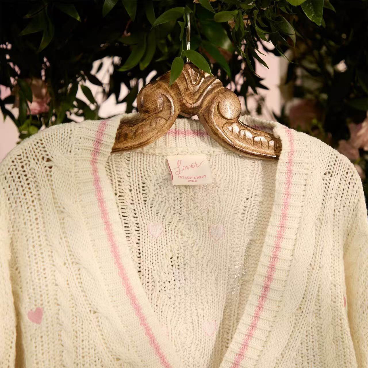 Damen nan grob gestrickter V-Ausschnitt-Cardigan mit Herzapplikationen und dekorativen Herzknöpfen R&B