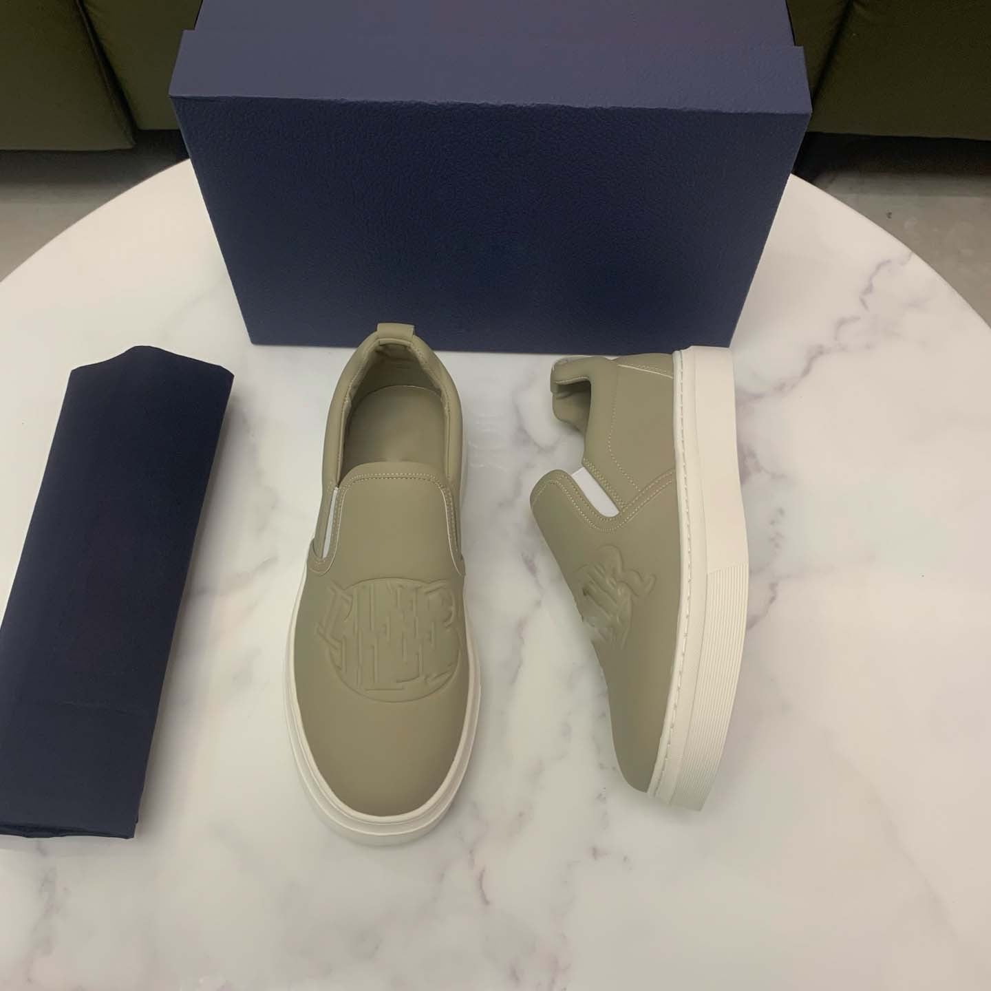 Damen Slip-On Sneakers mit modischem Logo-Detail und rutschfester Sohle R&B