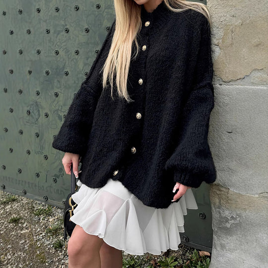 Damen kuscheliger Strickmantel mit voluminösen Ärmeln und goldenen Knopfdetails R&B