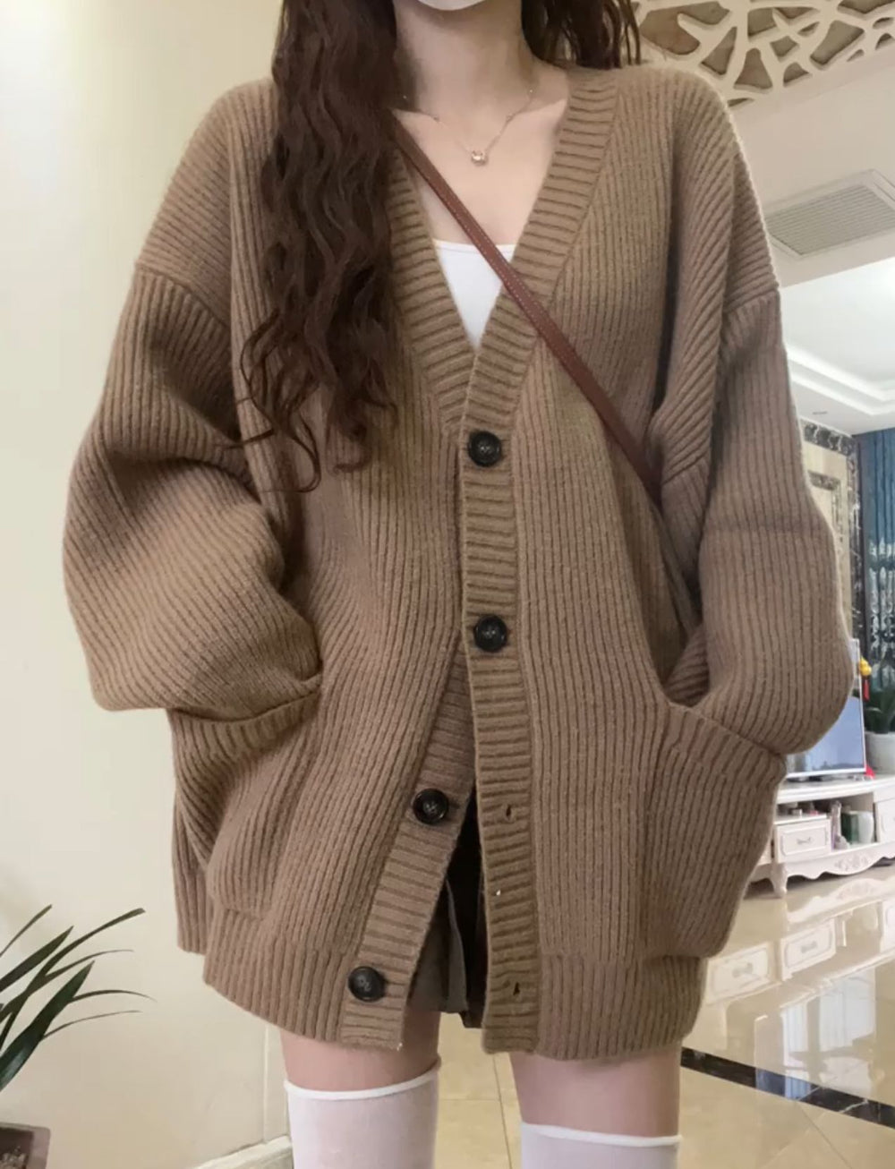 Damen Grobstrickjacke mit großen Taschen und Knopfdetails R&B