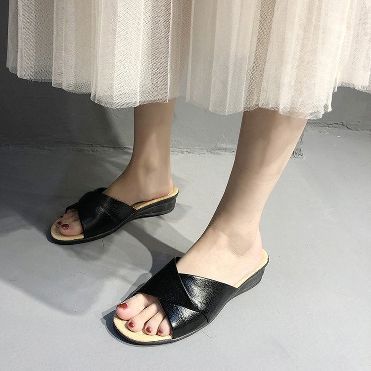 Damen nan komfortable Slipper-Pantolette mit gekreuzten Riemen und leichtem Keilabsatz R&B