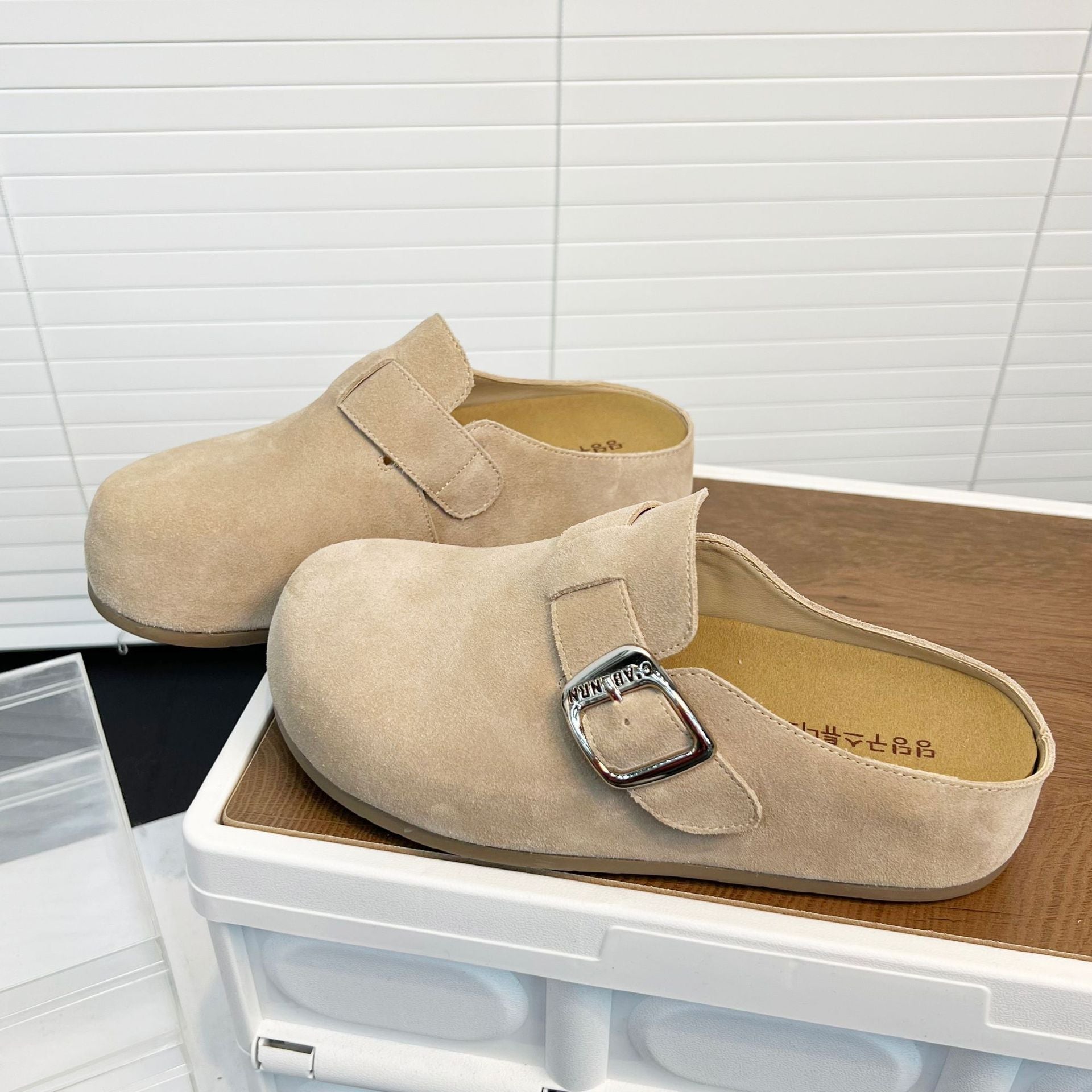 Damen Bequeme Wildleder-Clogs mit verstellbarem Riemen und ergonomischem Fußbett R&B