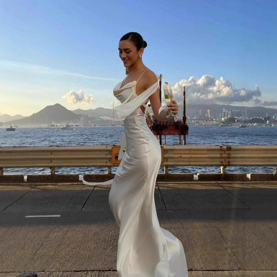 Damen Elegantes Satin-Maxikleid mit raffiniertem Raffungseffekt und asymmetrischen Trägern R&B