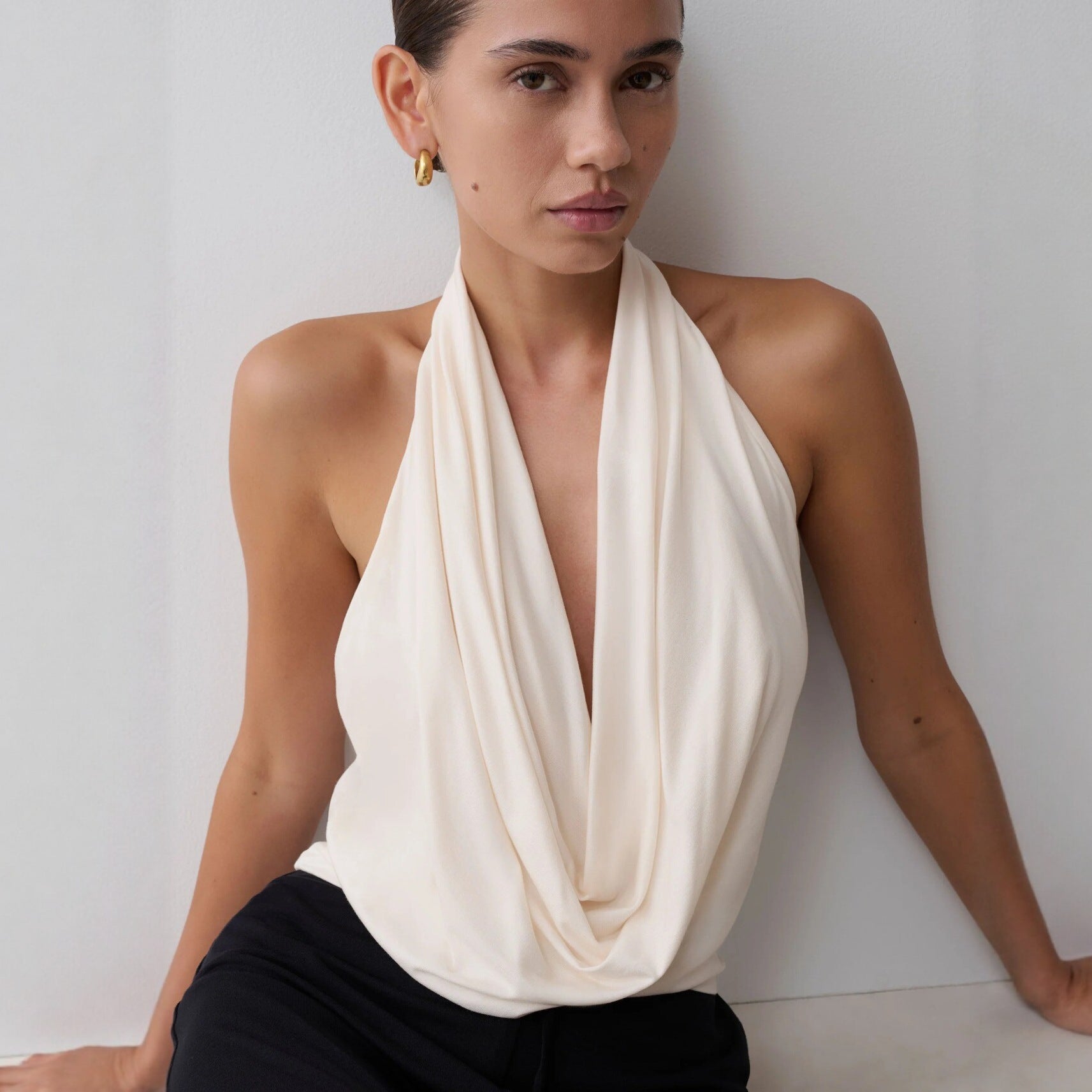 Damen Elegantes Halterneck-Top mit fließendem Stoff und tiefem Ausschnitt R&B