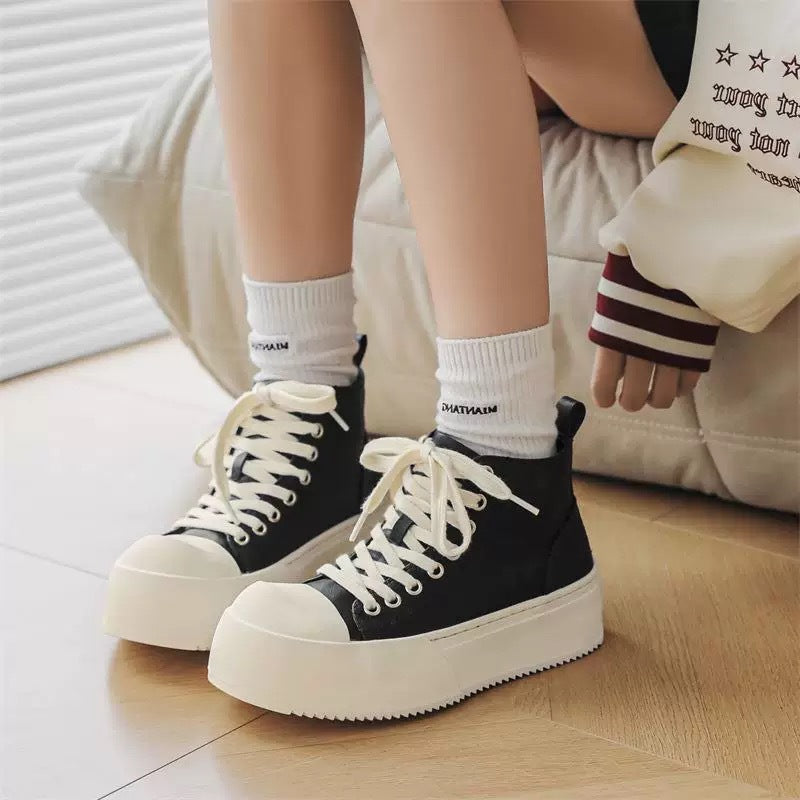 Damen Hohe Plateausneaker mit robustem Profil und sportlichem Design