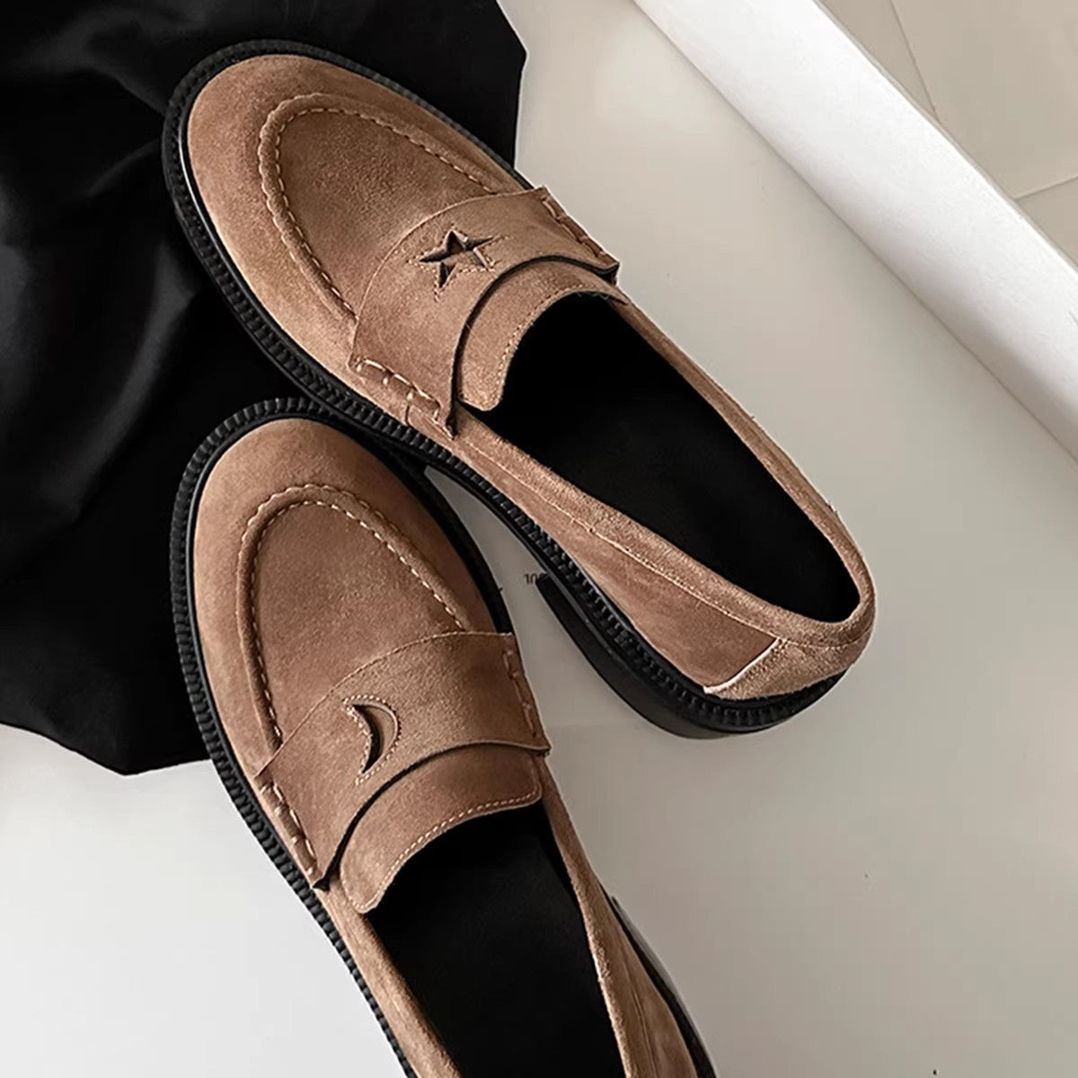 Damen Loafers aus hochwertigem Leder mit modischem Sternen-Detail und bequemer Sohle R&B