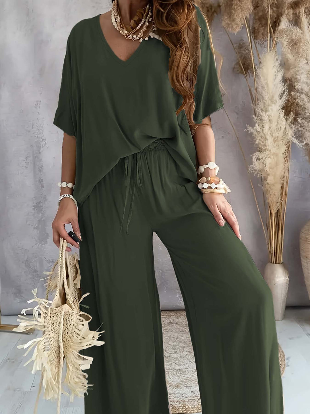 Damen Lässiges Freizeitoutfit bestehend aus lockerem Oberteil und weiten Hosen R&B