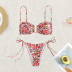 Damen blumenmusterter Bikini mit hellem Bustier-Oberteil und verstellbaren Trägern