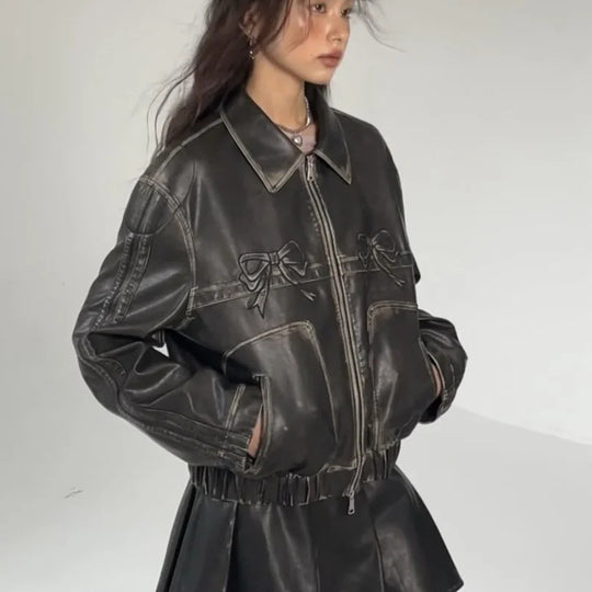 Damen Modische Kunstlederjacke mit dekorativen Schleifen und sportlichen Streifen R&B