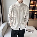 Herren modischer Strickjacke mit Zopfmuster und modernem Kragen
