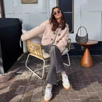 Damen Kuschelige Teddyjacke mit großen Taschen und dekorativen Verschlüssen