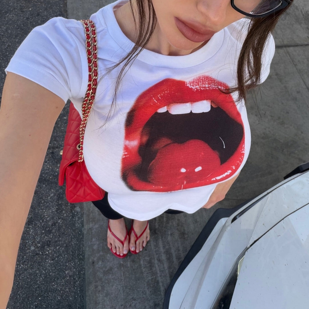 Damen cropped T-Shirt mit auffälligem Lippen-Print und modernen Schnittelementen R&B