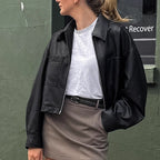 Damen Modische Cropped Kunstlederjacke mit Reißverschluss und Taschen R&B