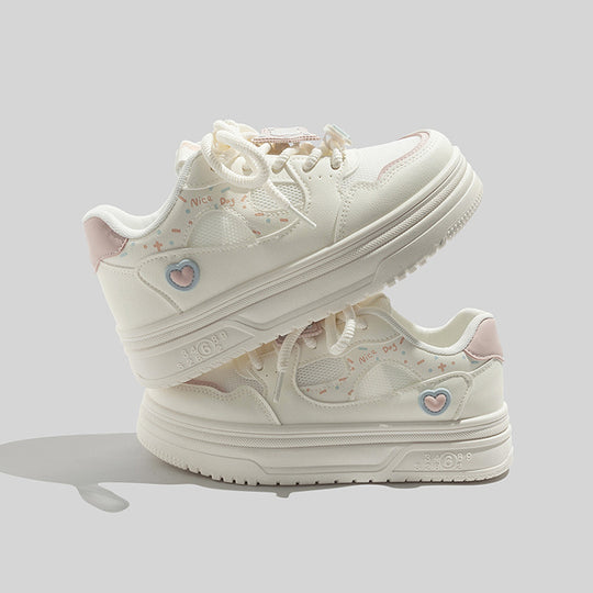 Damen Sneakers mit verspieltem Herzen-Motiv und atmungsaktiver Oberflächenstruktur R&B