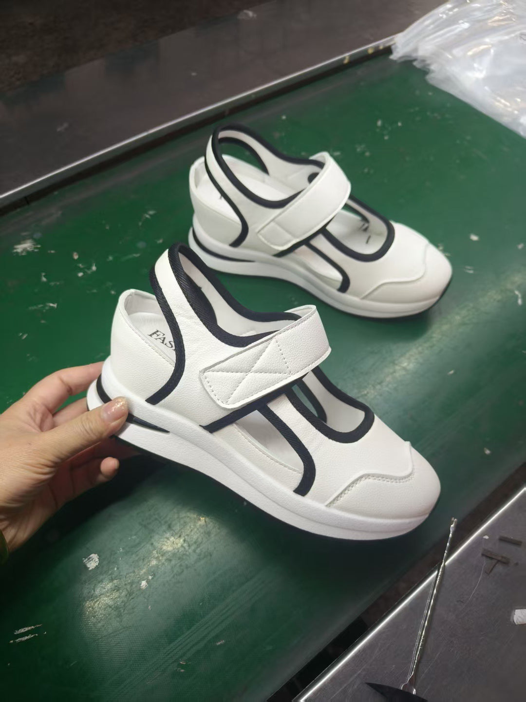 Damen Sportliche Komfortsandalen mit verstellbaren Klettverschlüssen und atmungsaktiver Sohle R&B