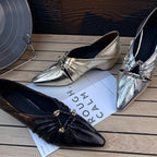 Damen elegante spitze Pumps mit glänzendem Obermaterial und dekorativem Detail