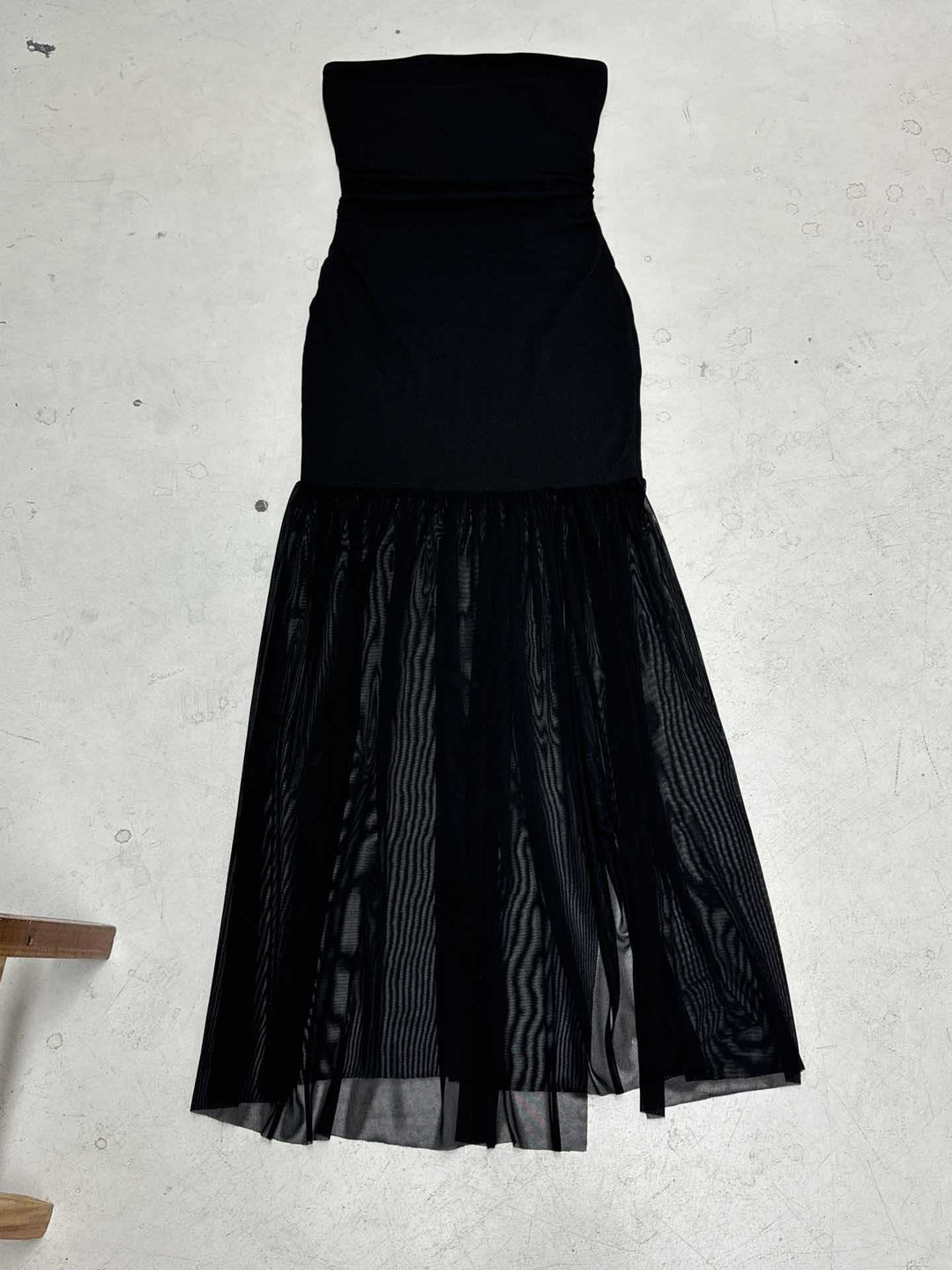 Damen Maxikleid mit elegantem Rüschensaum und figurbetontem Oberteil R&B