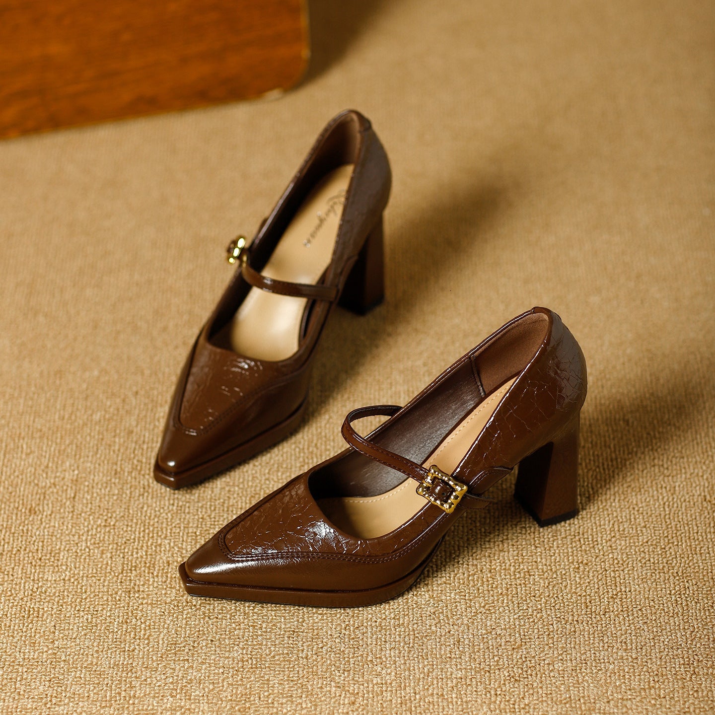 Damen Stilettos mit dekorativem Riemen