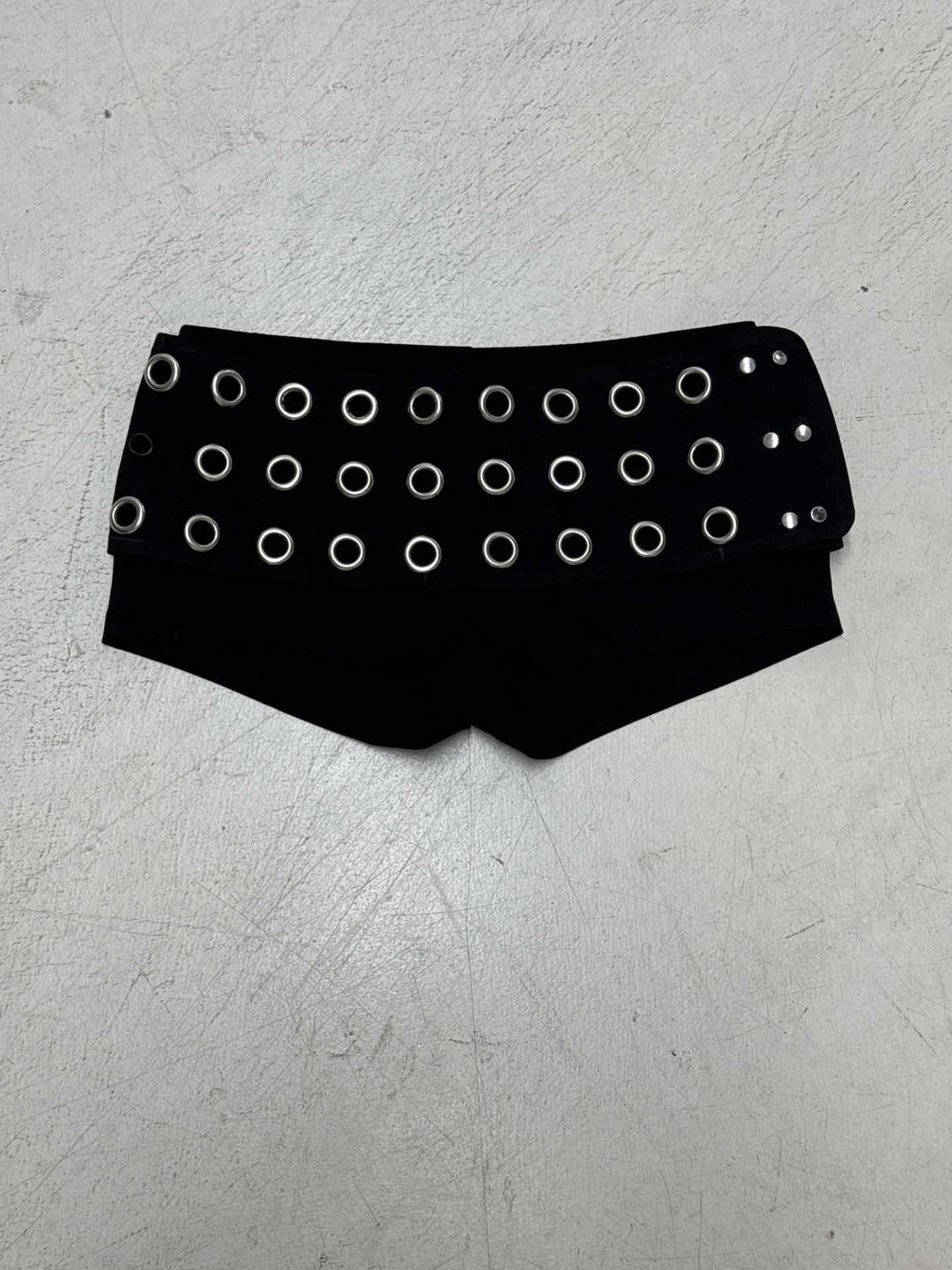 Damen Minirock mit kreativem Schnallendesign und kontrastierenden Ösen R&B