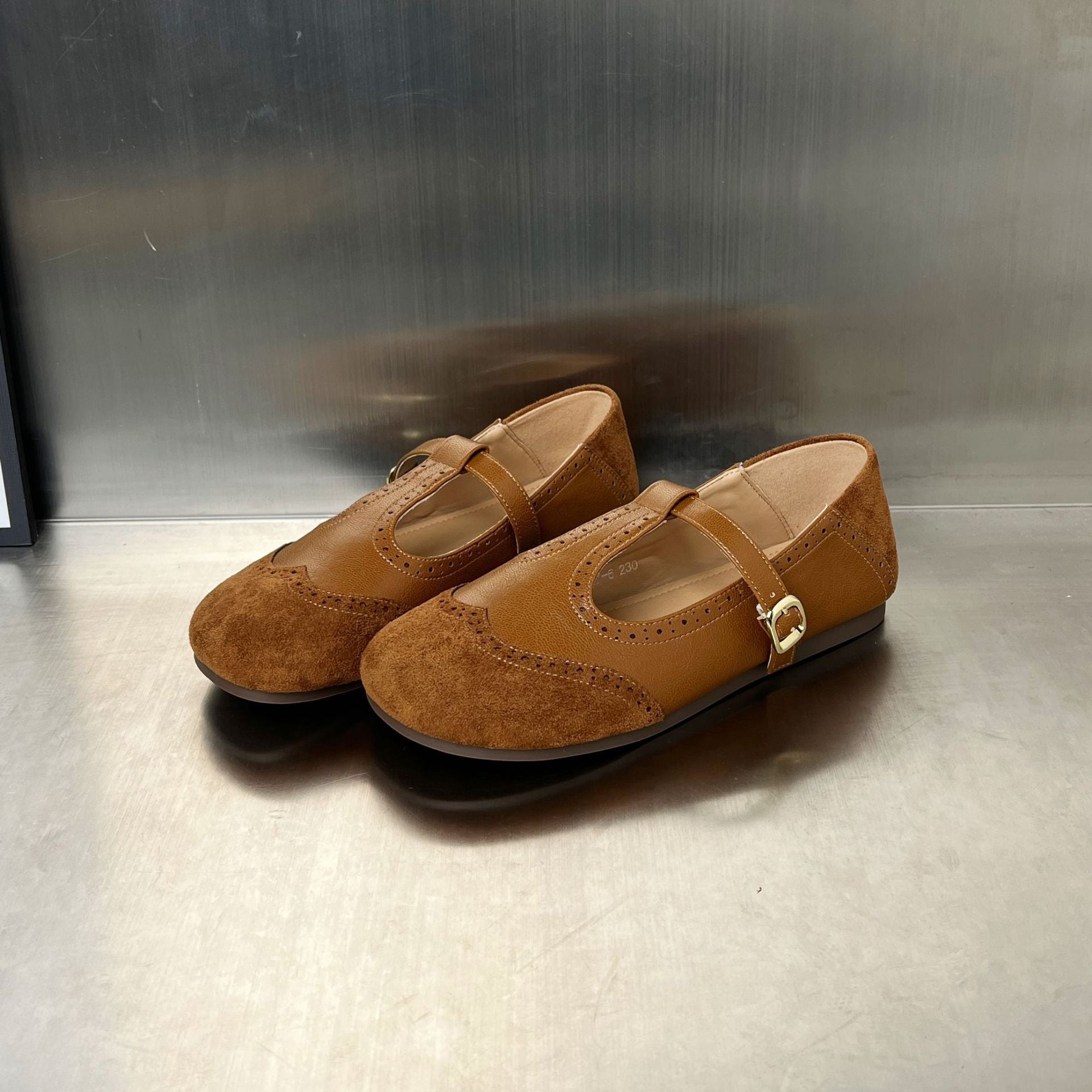 Damen elegante Slipper mit verstellbarem Riemen und feiner Perforation R&B