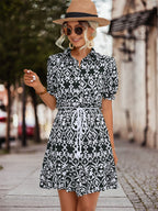 Damen Kurzarm Kleid mit modernem Muster und verstellbarem Taillenzug R&B