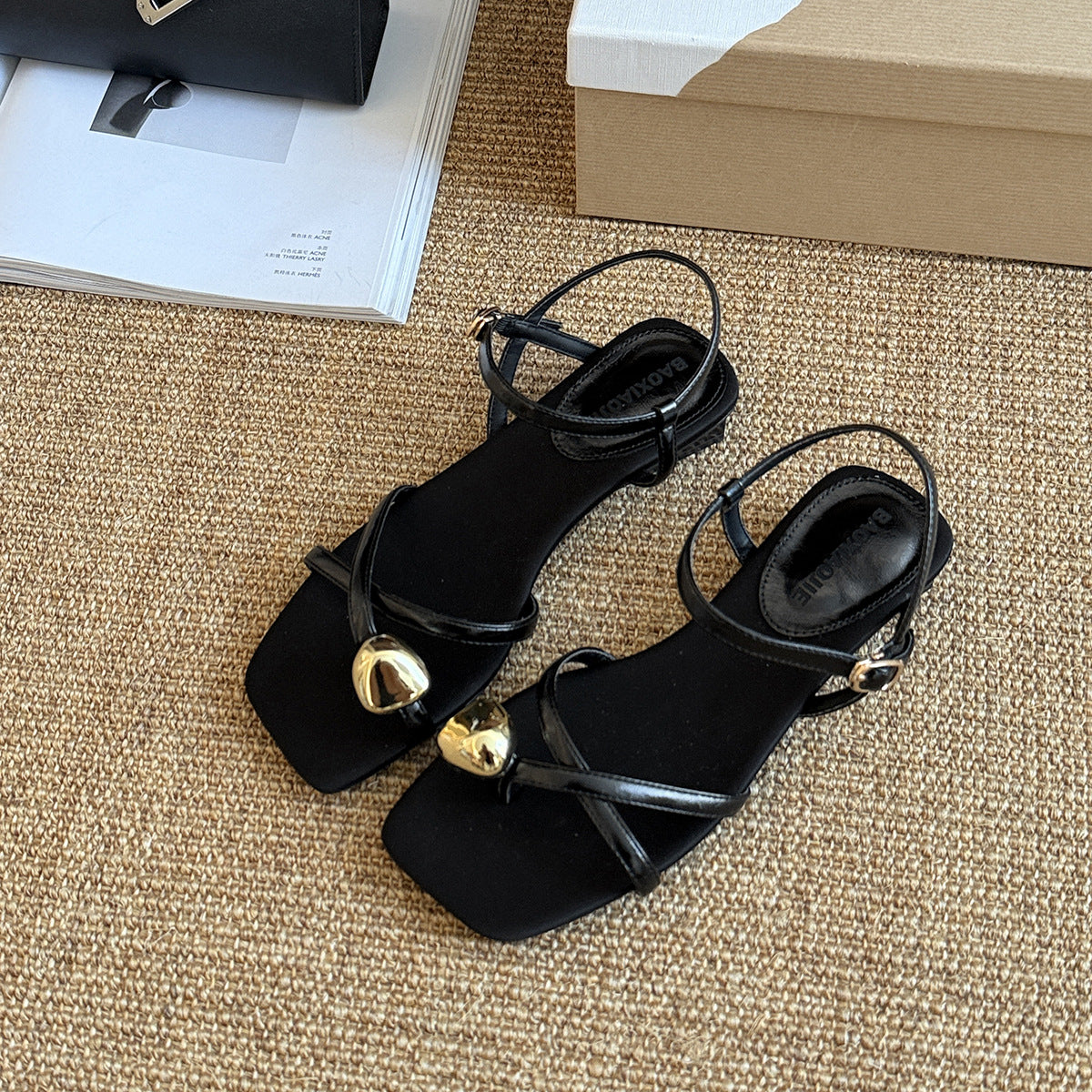 Damen Elegante Sandalen mit verstellbaren Riemen und glänzenden Akzenten R&B
