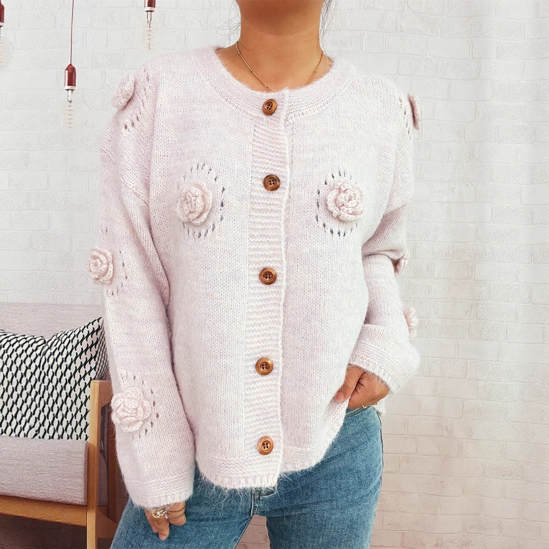 Damen Strickjacke mit floralen Applikationen und dekorativen Knöpfen R&B