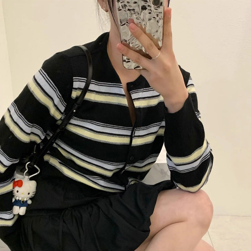 Damen sportliche Strickjacke mit modischem Streifenmuster und verspielten Knöpfen R&B