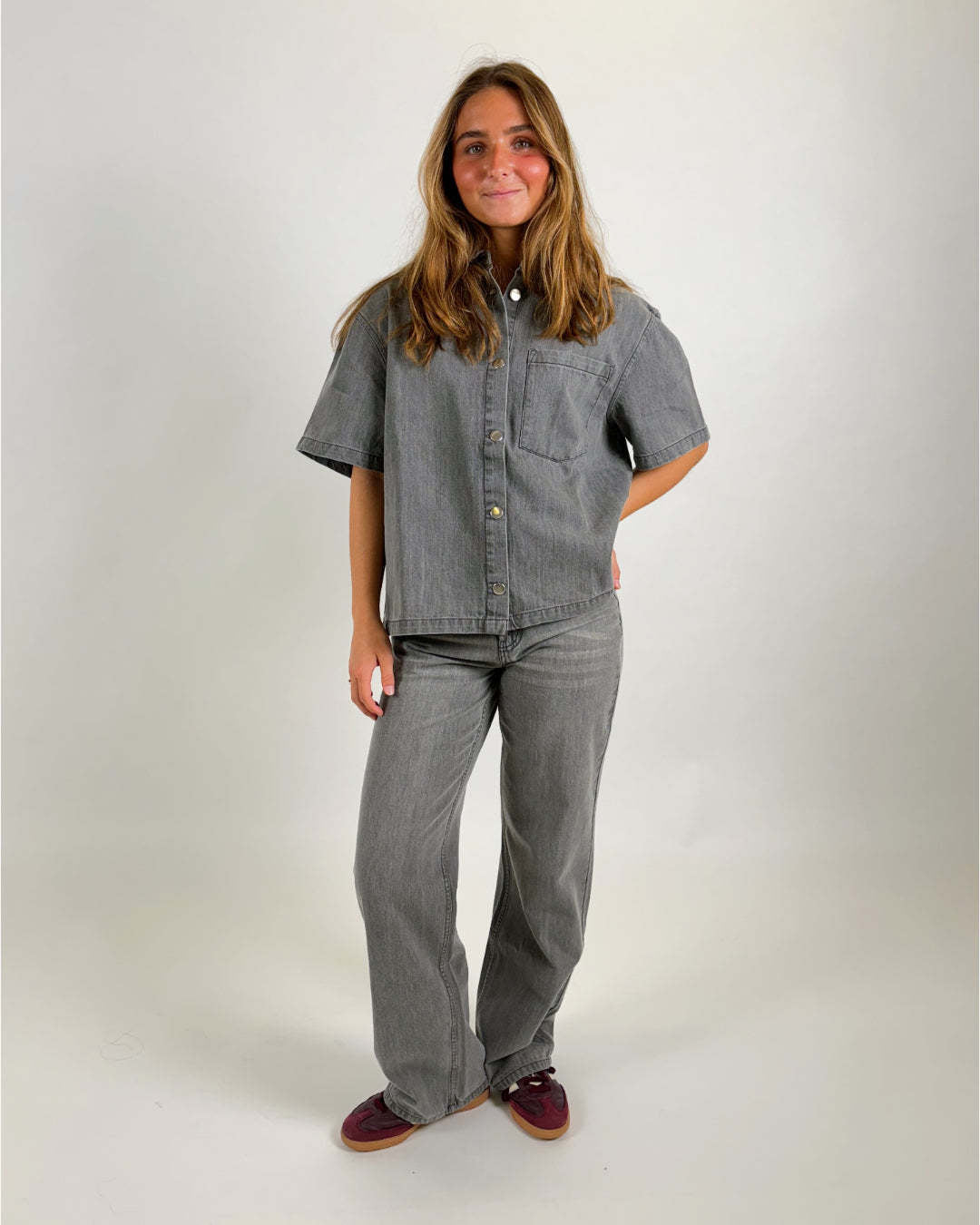 Damen Oversized Denim-Hemd mit kurzen Ärmeln und aufgesetzten Taschen R&B