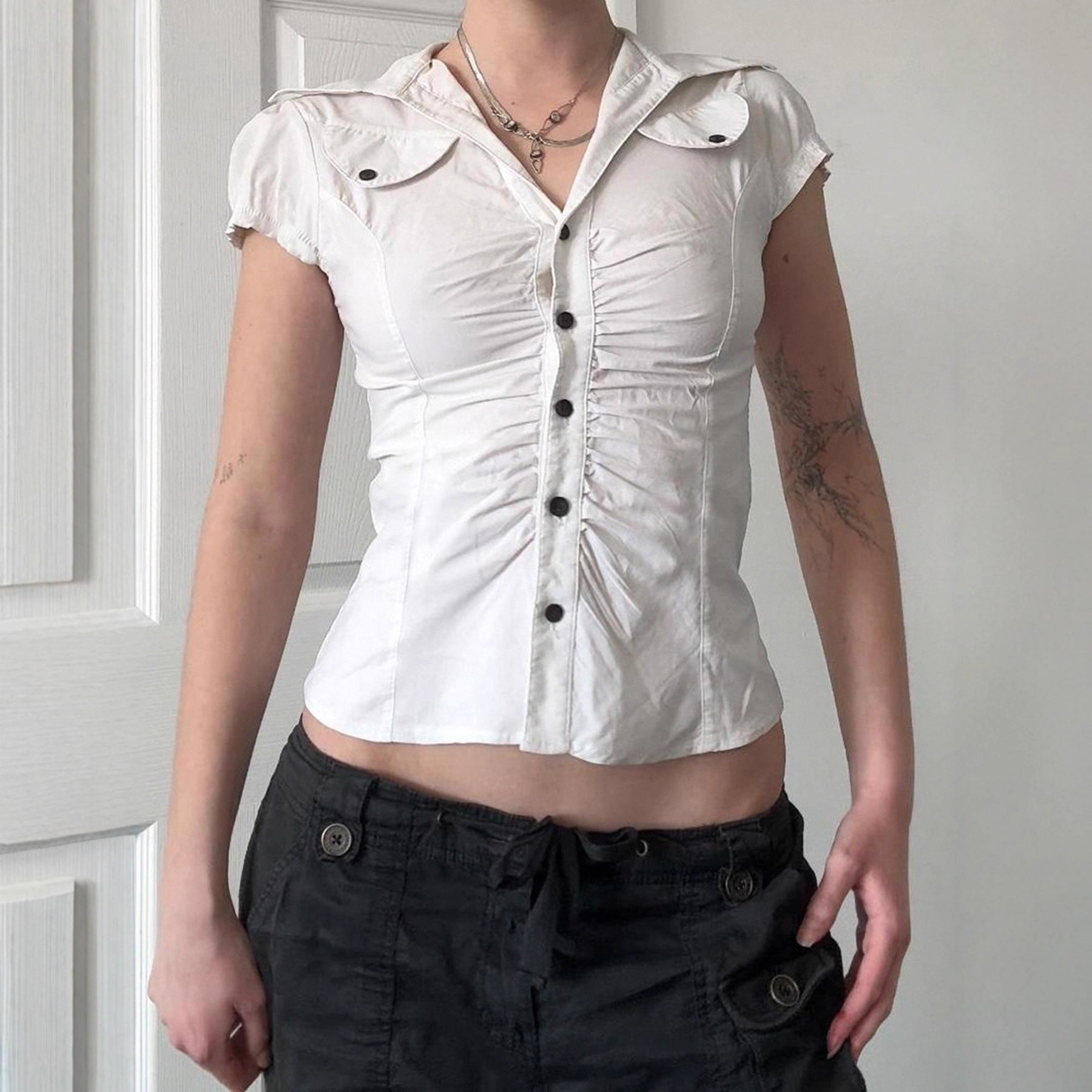 Damen figurbetontes Blusenshirt mit eleganten Rüschendetails und Knopfverschluss R&B