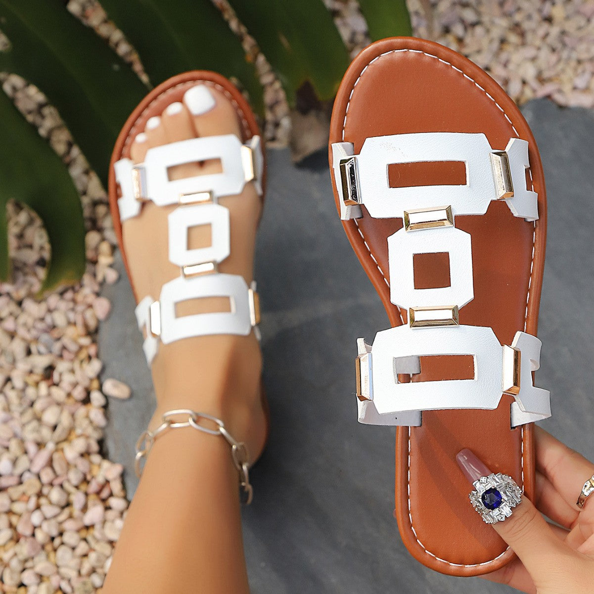 Damen modische Riemensandalen mit geometrischen Metallakzenten R&B