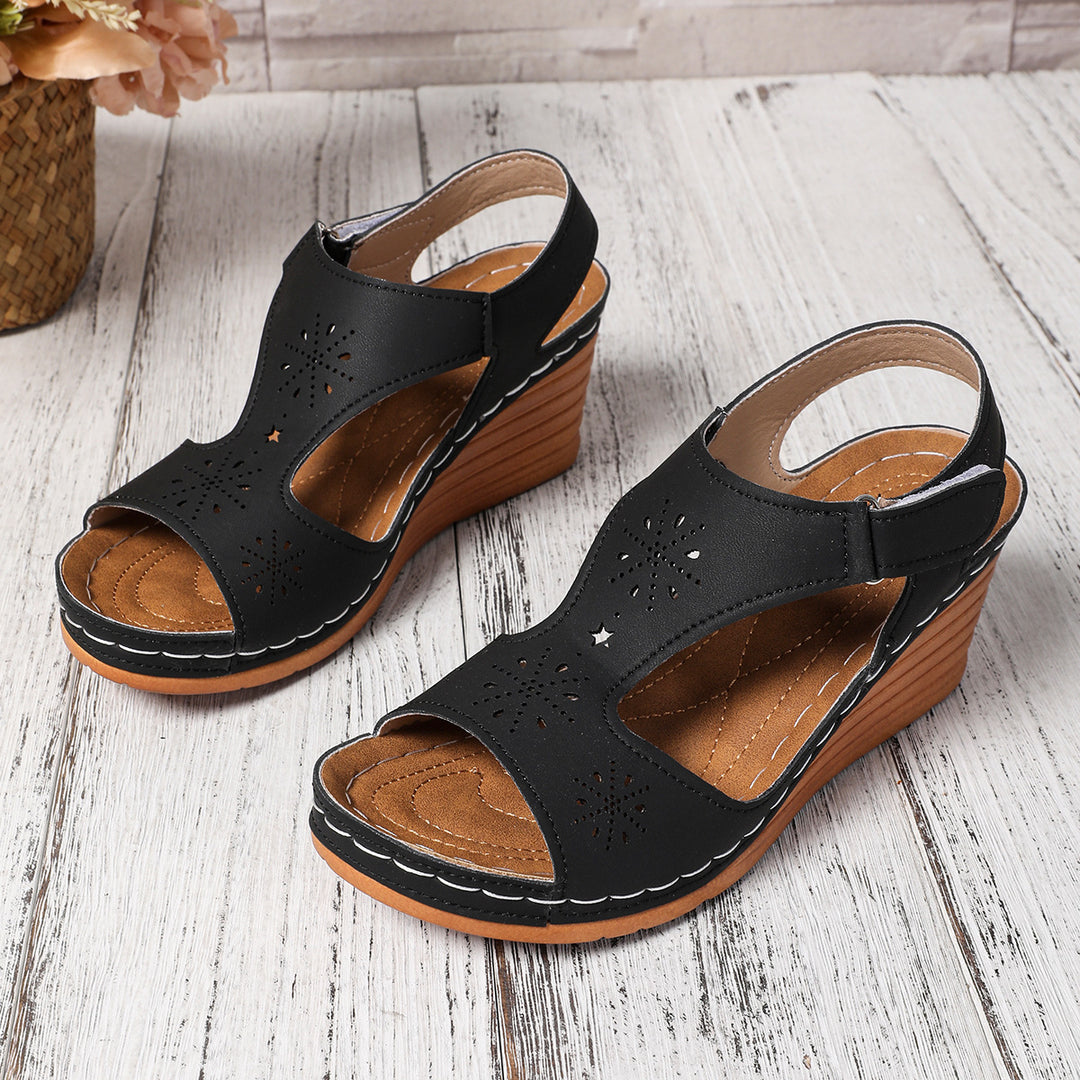 Damen Wedge-Sandalen mit luftigen Cut-Outs und verstellbarem Riemen R&B
