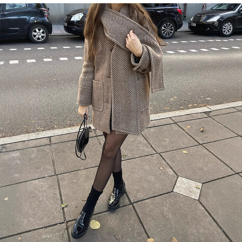 Damen modischer Wickelmantel im strukturierten Design R&B