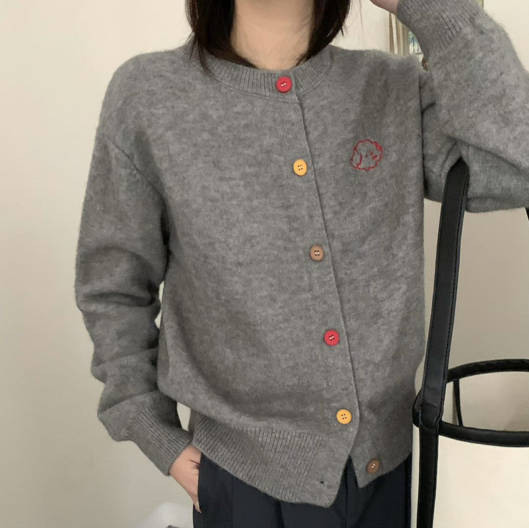 Damen kuschelige Strickjacke mit knöpfbarem Ausschnitt und gesticktem Motiv R&B