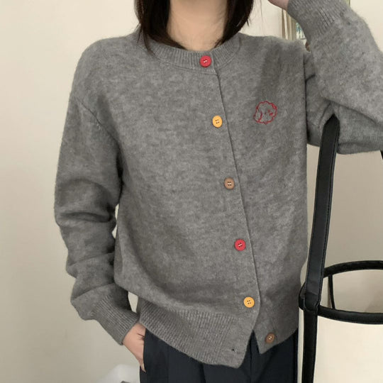 Damen kuschelige Strickjacke mit knöpfbarem Ausschnitt und gesticktem Motiv R&B