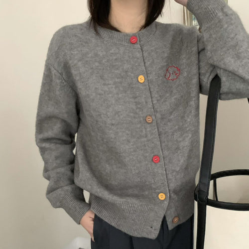 Damen kuschelige Strickjacke mit knöpfbarem Ausschnitt und gesticktem Motiv R&B