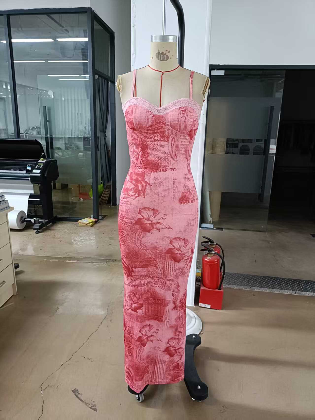 Damen Tailliertes Kleid mit trägerlosem Oberteil und floralem Muster