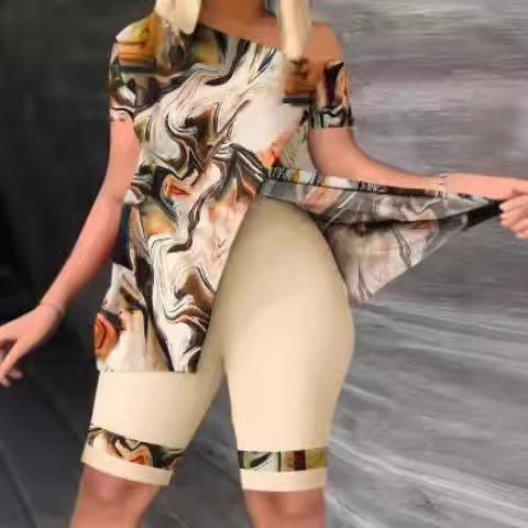 Damen Sportliches Oberteil mit schickem asymmetrischen Schnitt und Figur betonten Shorts R&B