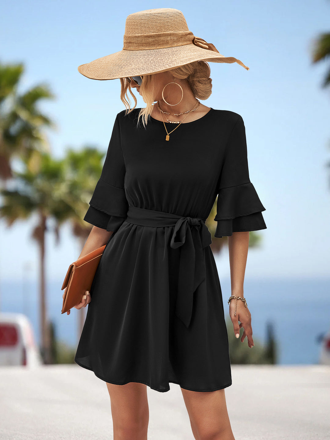 Damen Freizeitkleid mit voluminösen Rüschensäumen und tailliertem Gürtel R&B