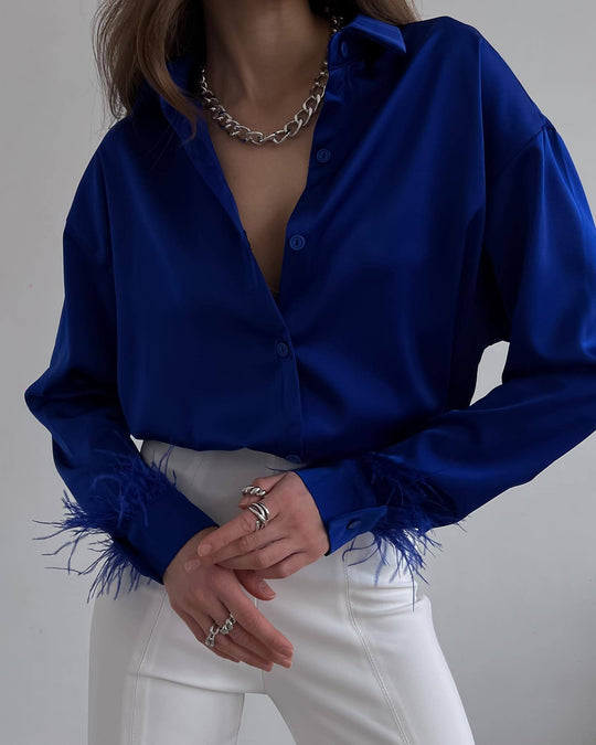 Damen Bluse mit extravaganten Federdetails und schimmerndem Satin R&B