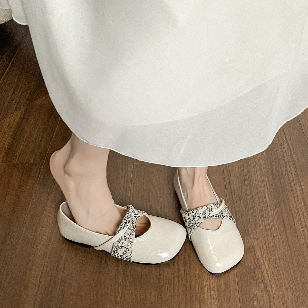 Damen Ballerinas mit elegantem Kreuzriemen und schickem textilem Akzent