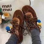Damen Sneaker mit bunten dekorativen Pompons und hochwertigem Wildleder R&B