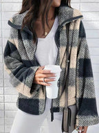 Damen Teddyjacke mit großflächigem Karomuster und hohem Kragen