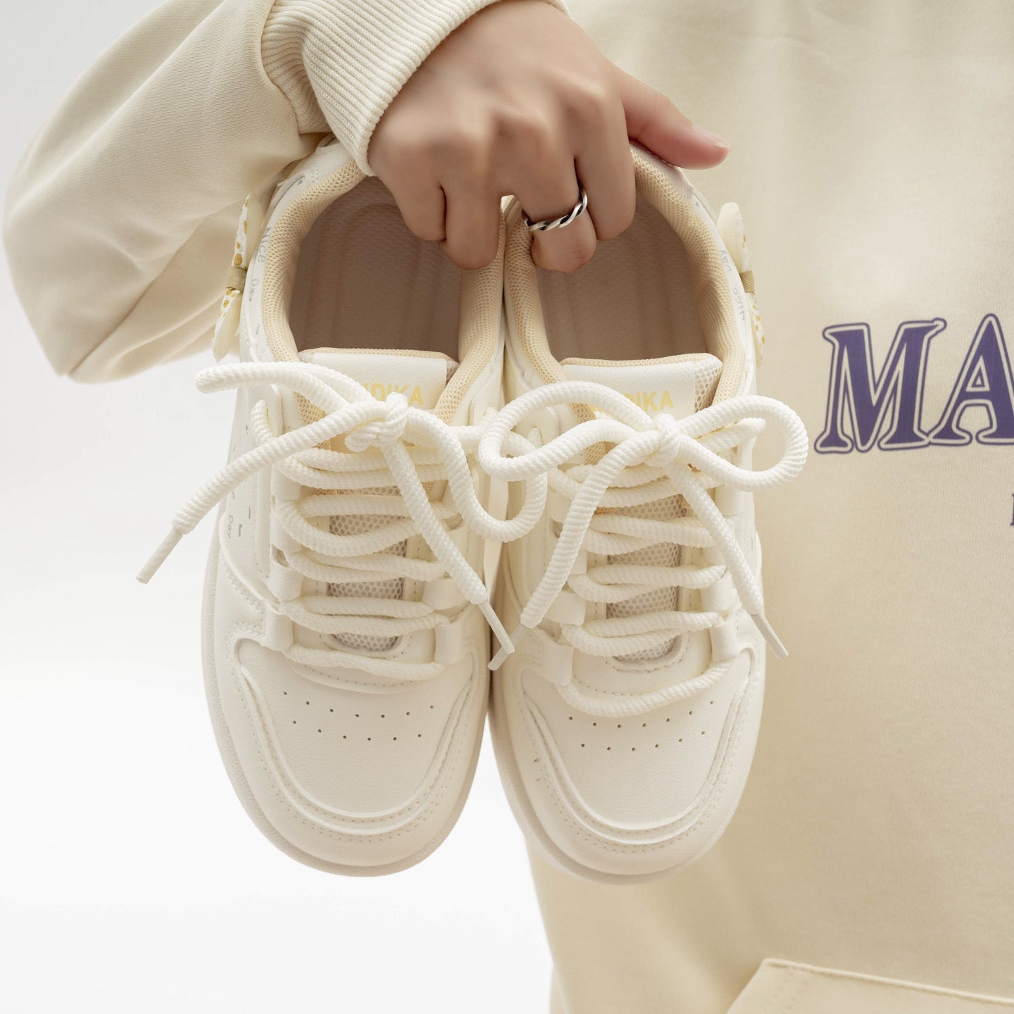 Damen Sneakers mit verspieltem Schleifenmotiv und schöner Applikation