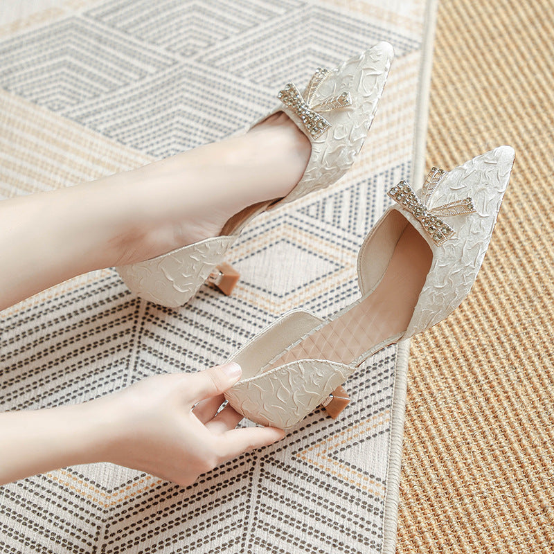 Damen elegante Pumps mit glitzernder Schleifenapplikation