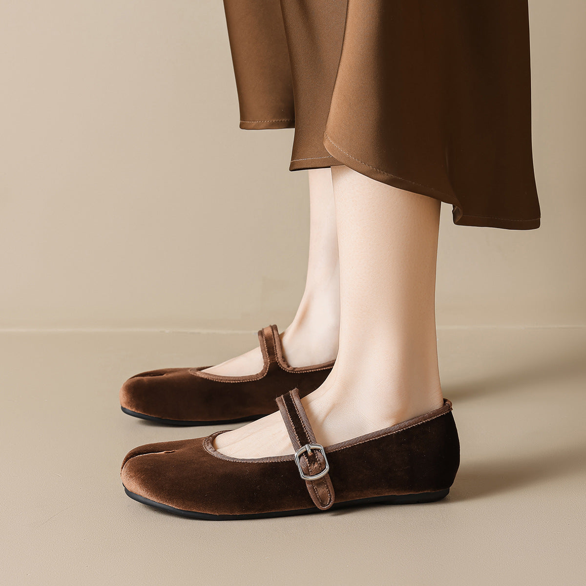 Damen Ballerinas mit luxuriösem Samt und stilvollem Riemen