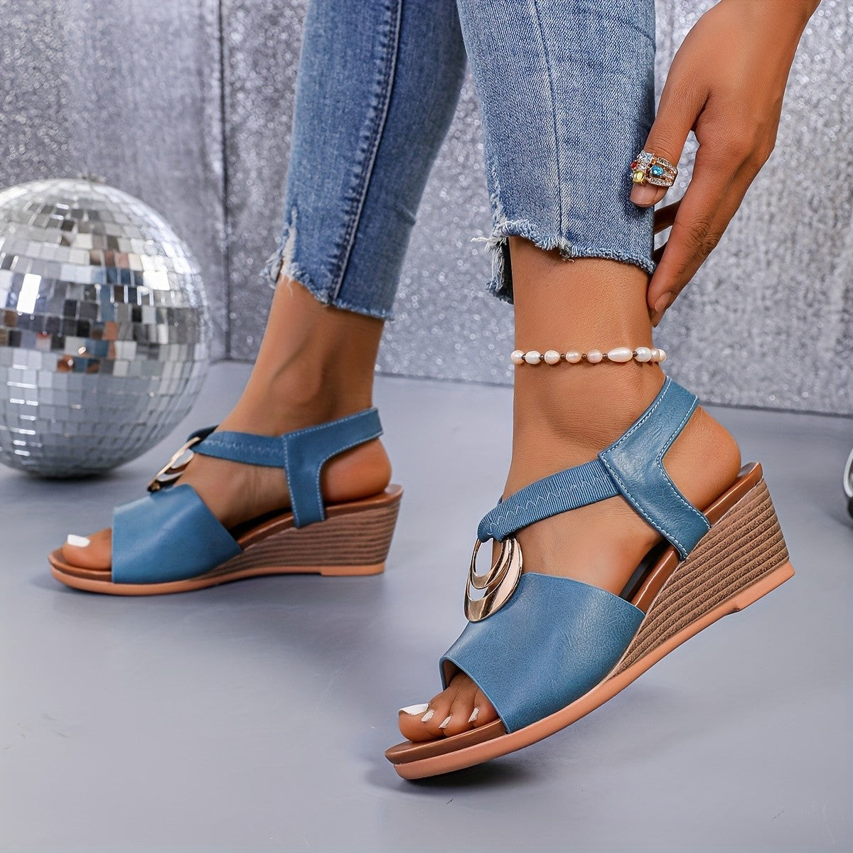 Damen Wedge-Sandalen mit verstellbarem Riemendesign und modischem Anhänger R&B