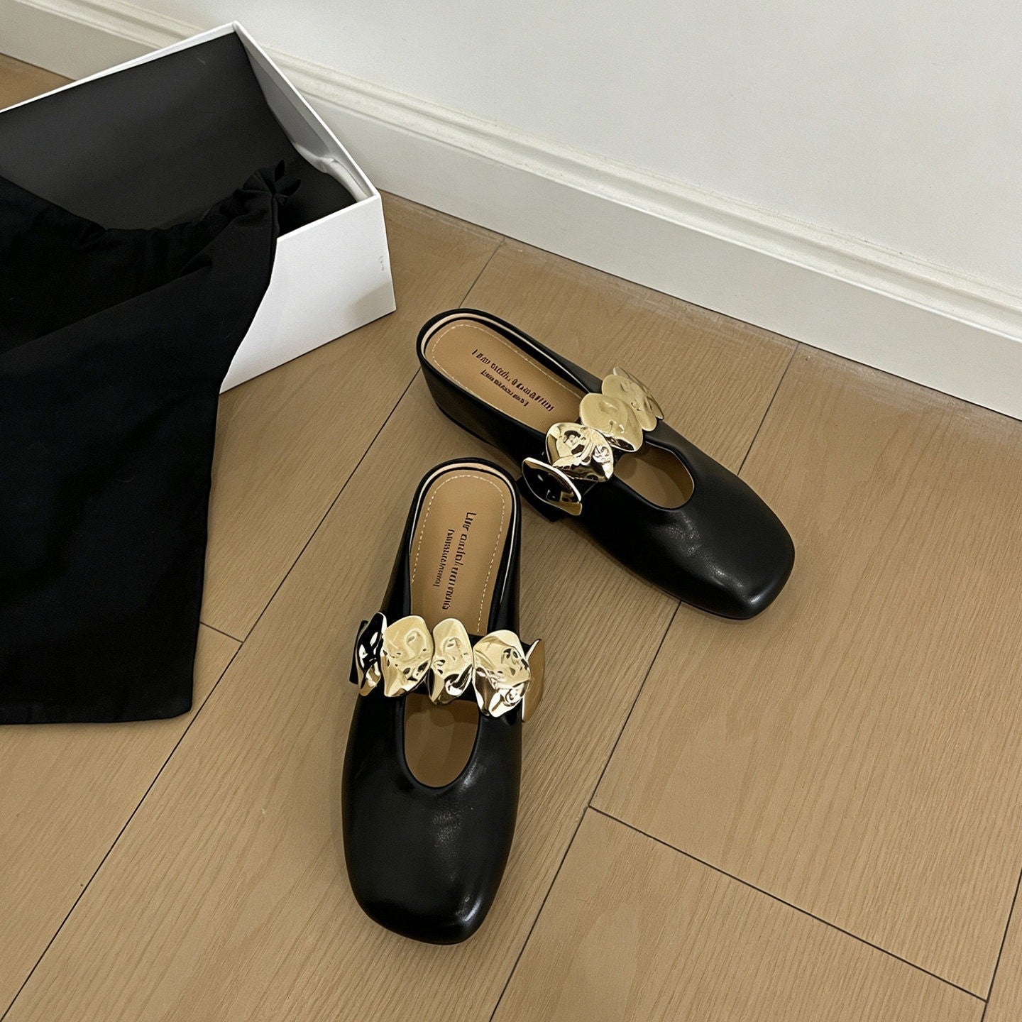 Damen elegante Slipper mit glänzender Applikation R&B