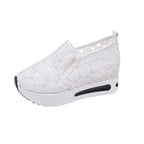 Damen Slip-On Sneakers mit romantischem Spitzen-Design und bequemer Sohle R&B