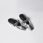 Damen Mules mit glamourösen Nieten und glänzender Oberfläche